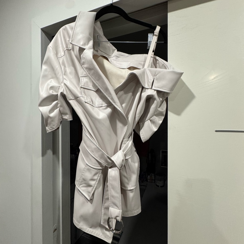NEW CINQ À SEPT Off White one shoulder vegan leather Jacket US 10